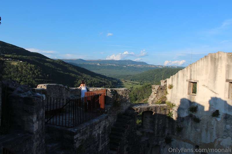 i went to visit a beautiful castle. guess what I did on the .. 1