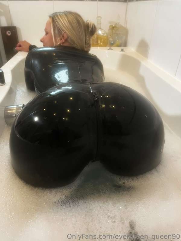 ‘Slip & Slide’ 🛁 🫧🖤
Well, Yesterday I enjoyed A big Bubble B.. 2