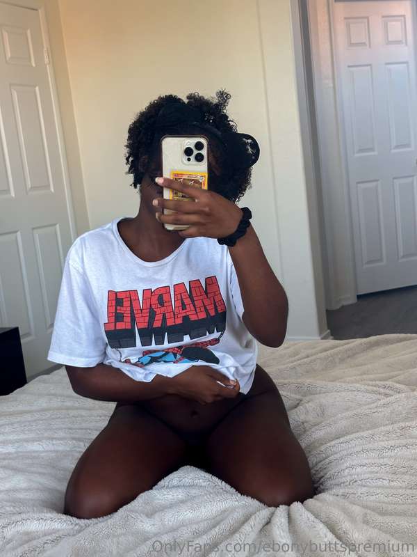 horny, bored, and wearing my favorite marvel shirt 😉🙈 7