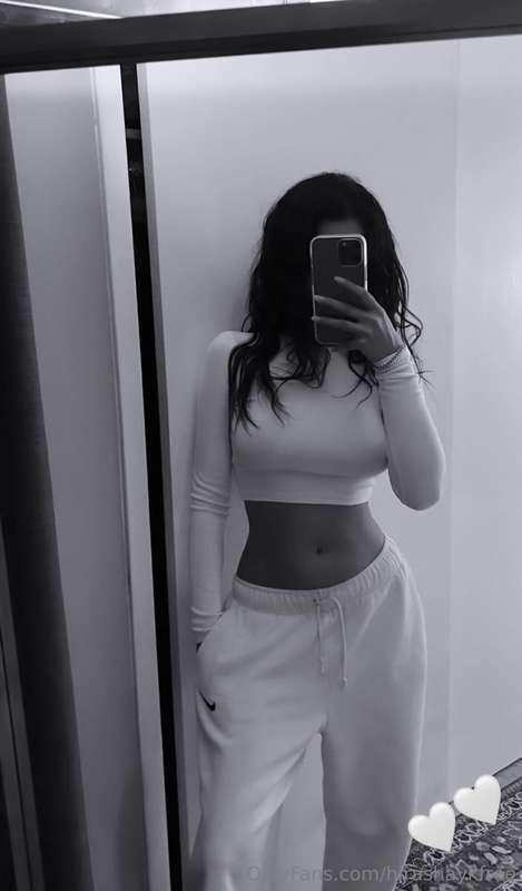 Want to have a lazy Sunday together DM me 💋
