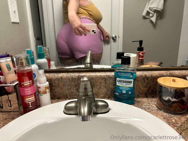 Damn, I feel like my curves have gotten even curvier 🥵 look ..