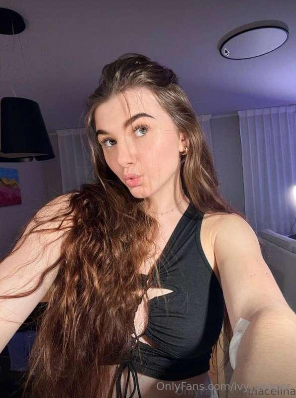 Her @lacelina mouth and pussy is soaking wet and hot for you..