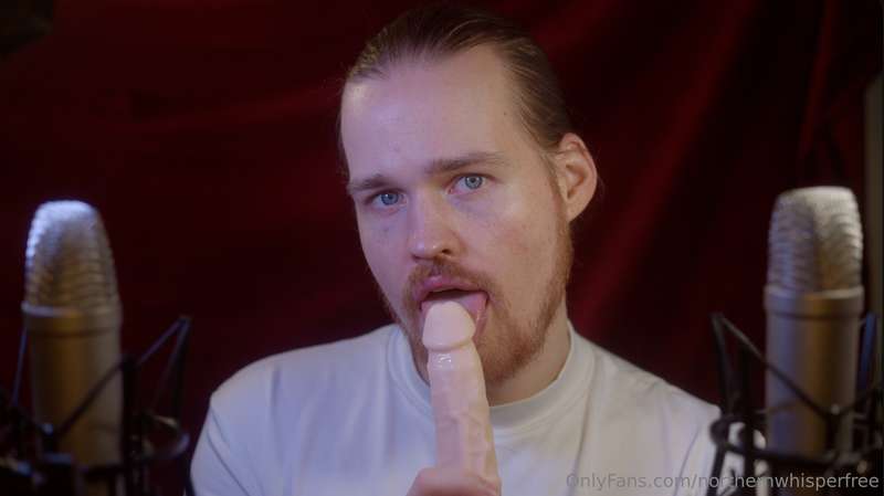 The fan favourite is back ;) Watch me lick and suck a dildo ..