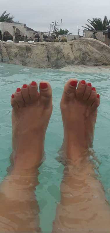 👣