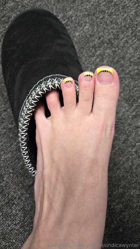 Sniff my stinky toes right out of my sweaty slippers 🤣😏🫠Brou.. 3