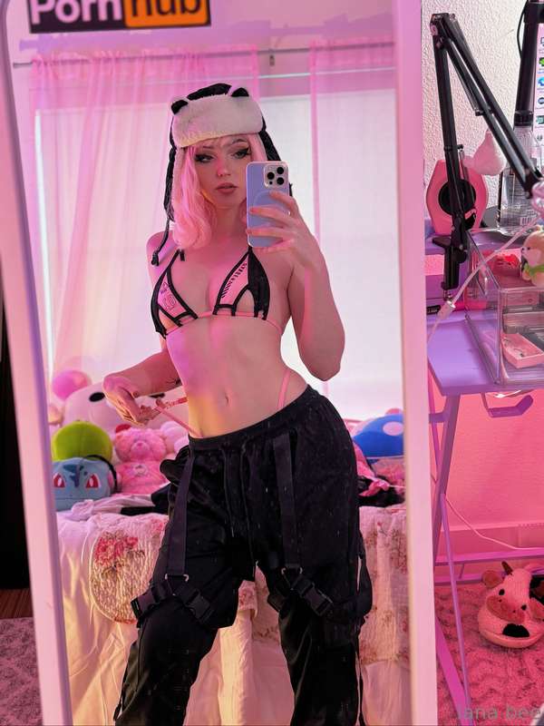 Imagine me looking up at you and begging for your cock 💕✨ 3
