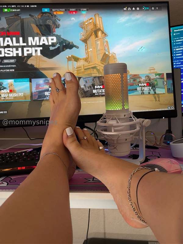 who wants to pay for my next pedicure?🩵😽