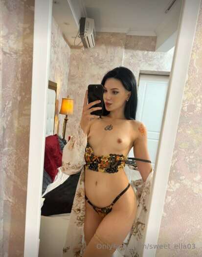✨ @casseyleights IS WET RIGHT NOW✨
My hot work friend @casse..