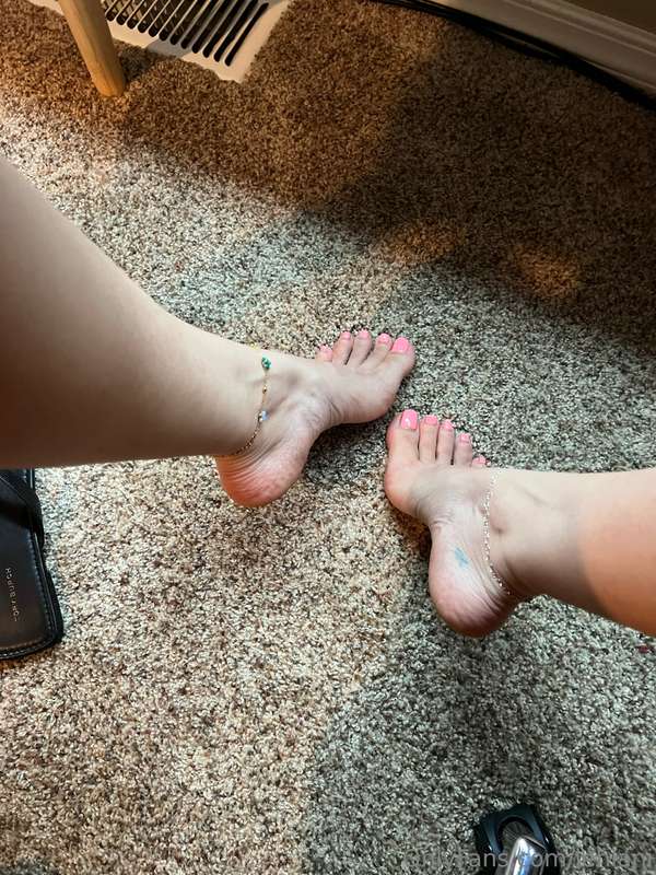 🥵🥵🥵🩷 I need a foot rest, is your face available? Alsooooo I’.. 3