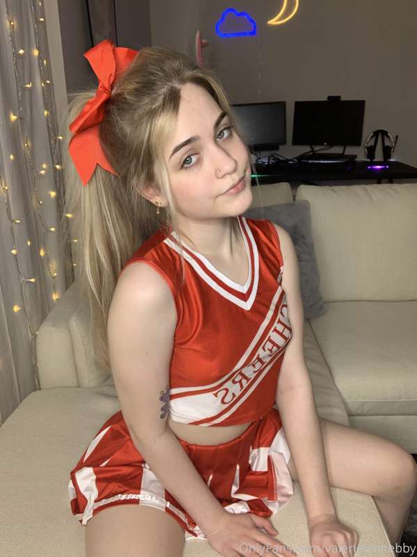 Kiss my sore cheerleader feet ;) nude version of this set wa.. 33
