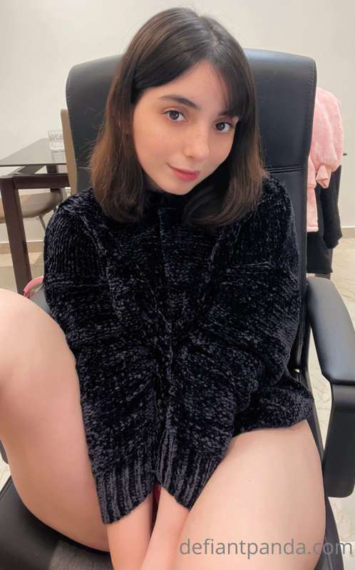 Back at home so it's a no makeup, big sweater kind of day 😊 3