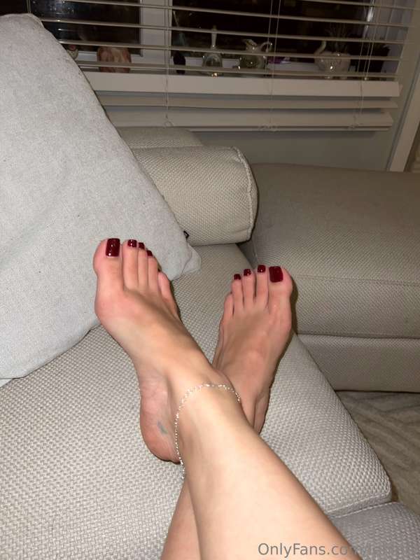 I would love a foot massage rn ❤️ had a long day today, if o.. 4