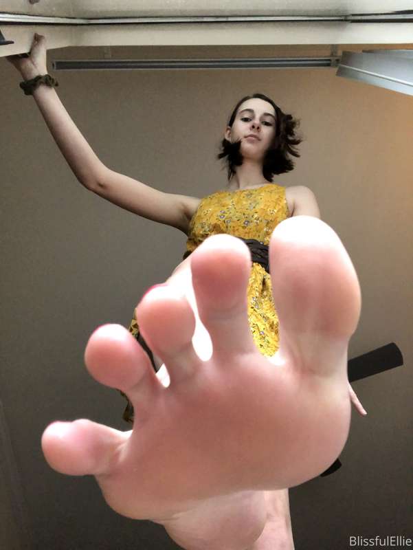 Took 2 giantess POV shots! I can do giantess custom content,.. 1