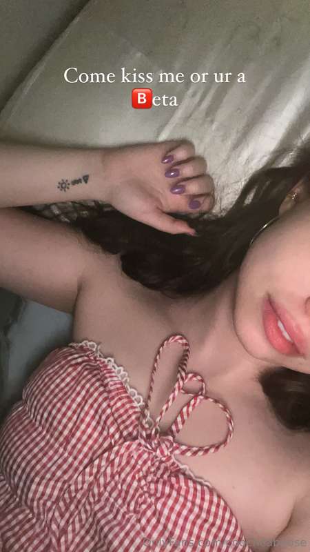I have no 1 to kiss for New Years ;-(