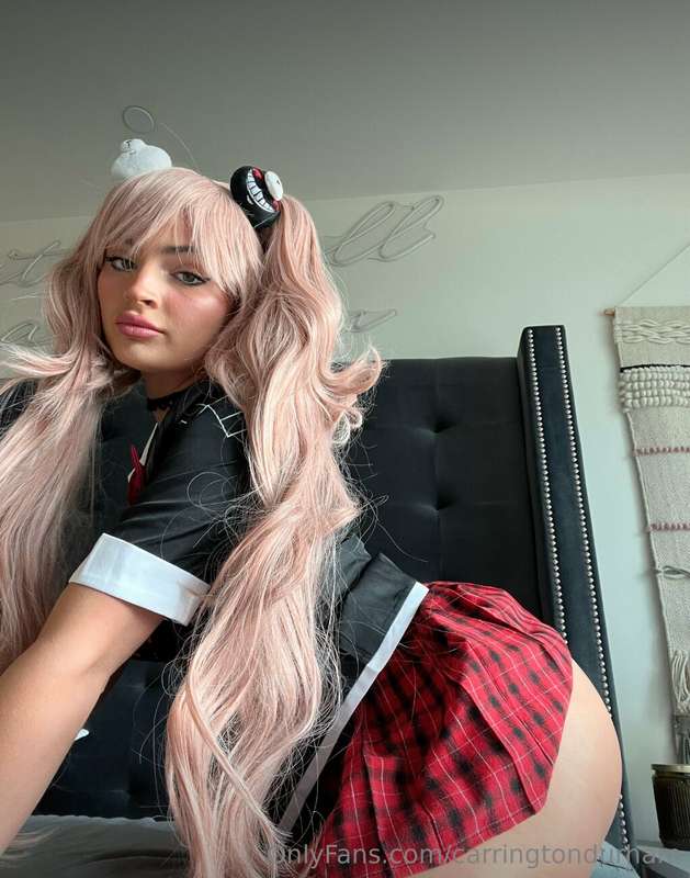 QUICK QUESTION: Do you guys like it when I dress up??? 😍If y..