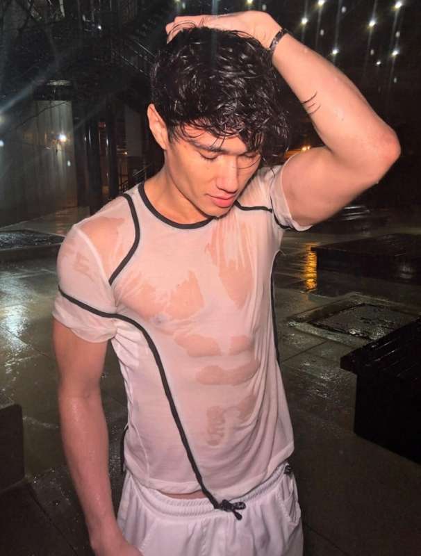 Caught in the rain… wanna see my white pants soaking wet wit..