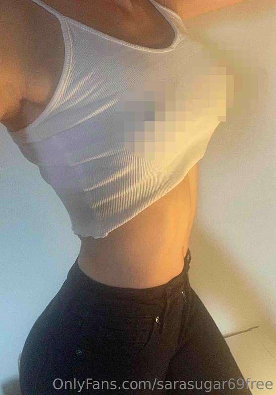 Ohne Bh unterwegs 😛🍒  Unverpixelt im Feed von @sarasugar69 😈