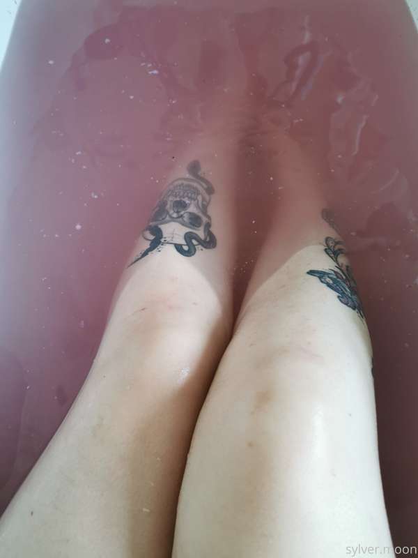 It's 130am and I'm in a very hot bath 😍