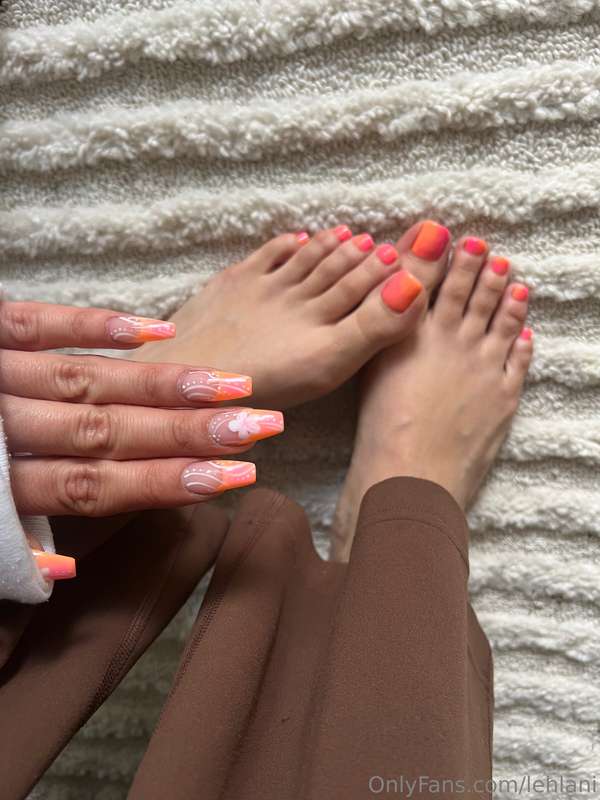 New mani pedi 🥰🌺💕 like orange strawberry sherbet 🍧 4