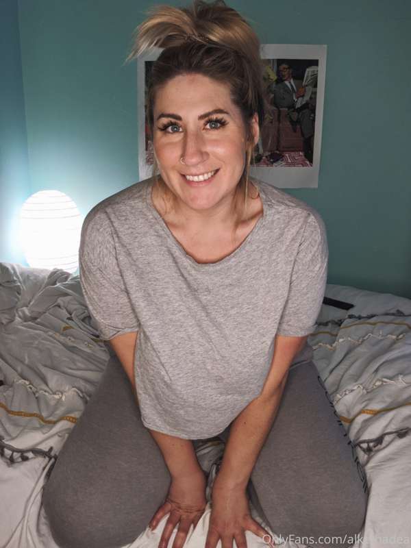 Come get cozy with me! +Bonus feet pics by popular request 😘