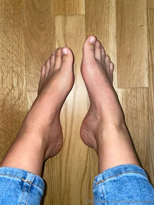 Some bare foot for today 😏