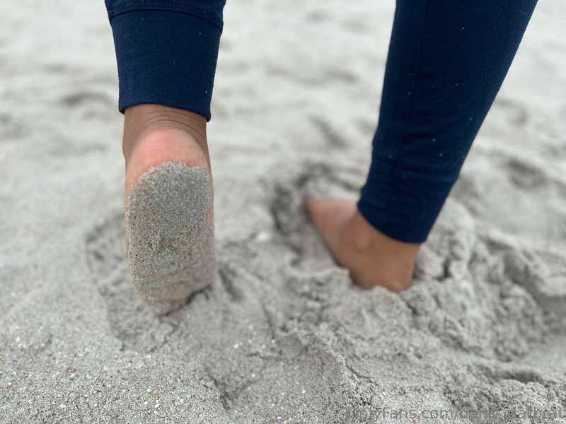 Take me somewhere warm with a beach 🏖️