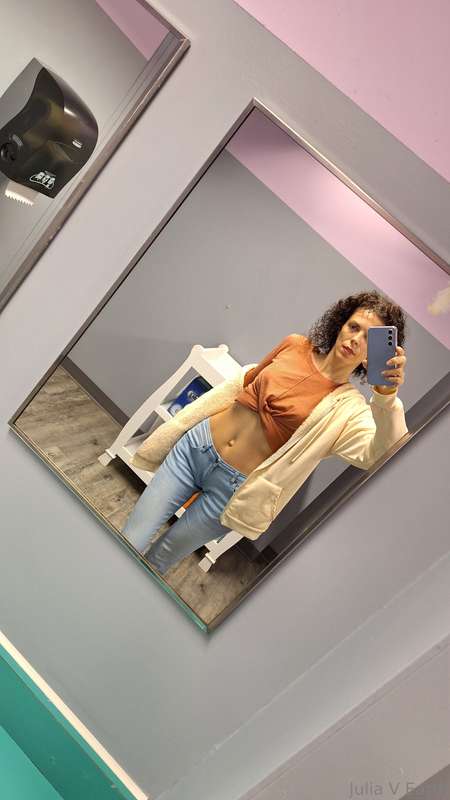 Finally I decided to wear a sweater with an open belly 😍   M.. 3