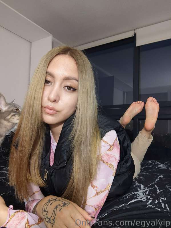 Today: first blonde set 🩷
Tomorrow : oiled feet or dirty swe.. 4