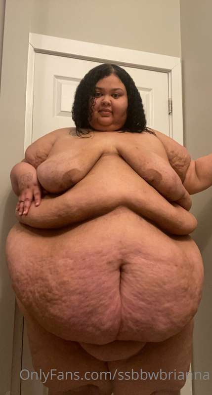Fresh out of the shower and fat as fuck. Who wants to dry me.. 1