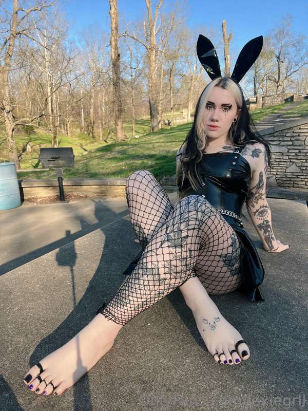 Happy Easter 😈 toes and soles are your treat today 7