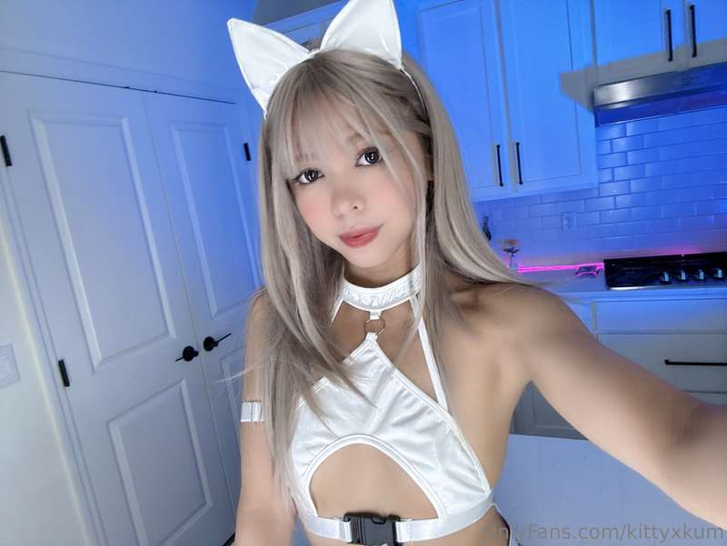 im in need to head rubs, kisses, and my holes pounded.  ✧──⭒.. 6