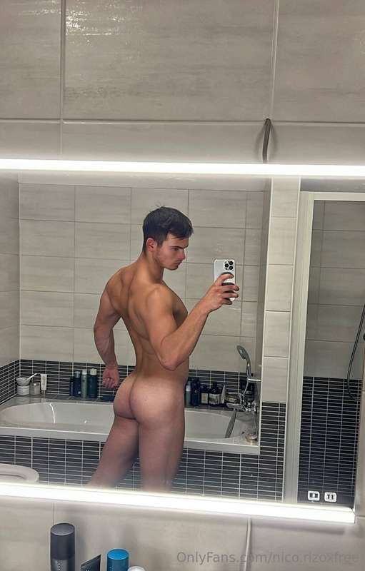 I promise you, this bubble but is asking for a big spank 🍑 @.. 3