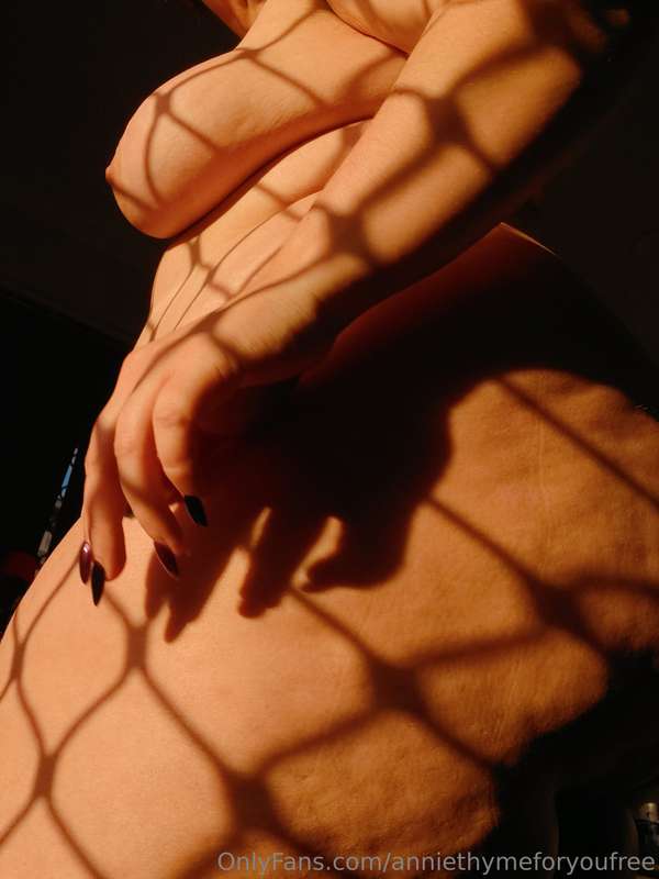 A hot collection of Golden Hour Nudes! Full body, ass, pussy..