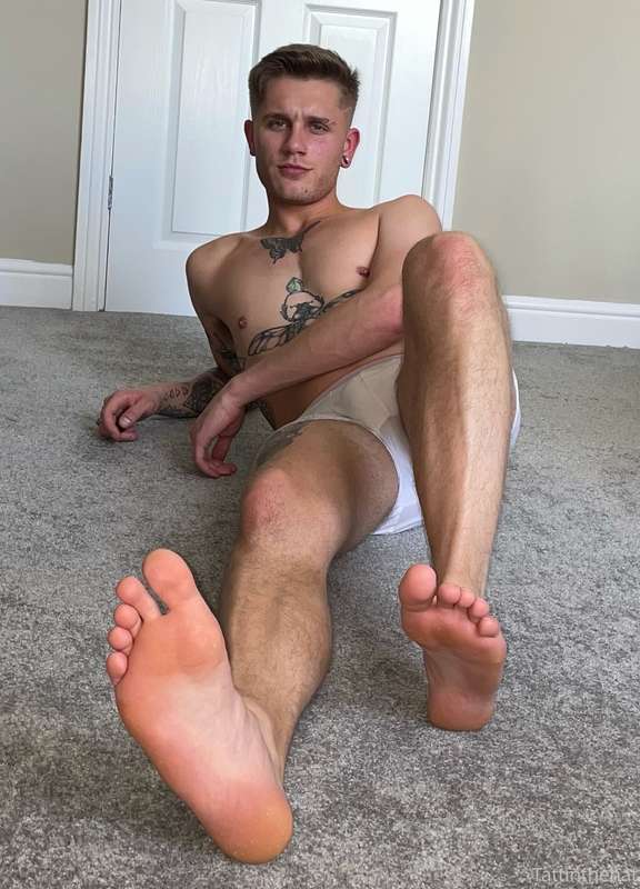 Need my feet played with 👣
