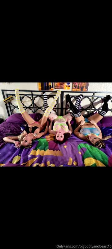 Good Morning Babes 💋  🚨 Check out our 5some with @juicysexyb..
