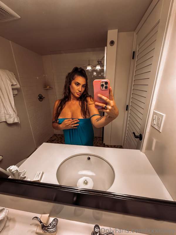 Hotel for the weekend. Who wants to get freaky?😛😈