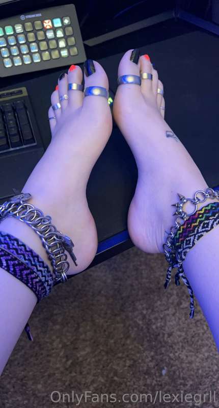 Do you like the way I painted my toes? 2