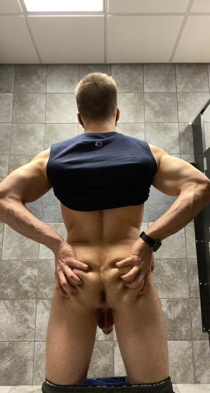 I know you're probably sick of lockroom nudes, but I haven't.. 4