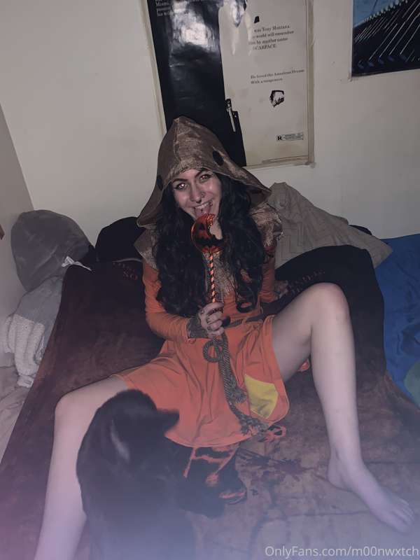 Teaser 😈🎃 my kitty wanted to join in too 😅🖤 1