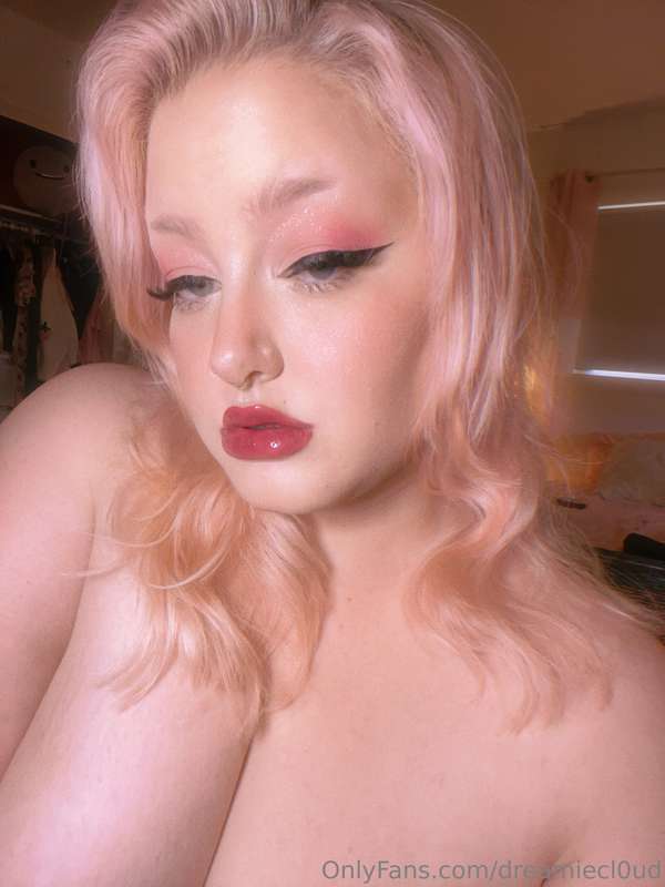 I put up a cute mini set on my @dreamiecl0udvip account whic..