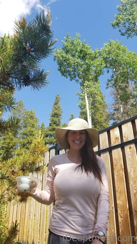 Good morning🌞🌞🌞, I'm outside feeding the chickens. It's goin..