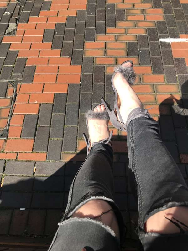 Pretty feet in strappy heels in the sun 🌻 5