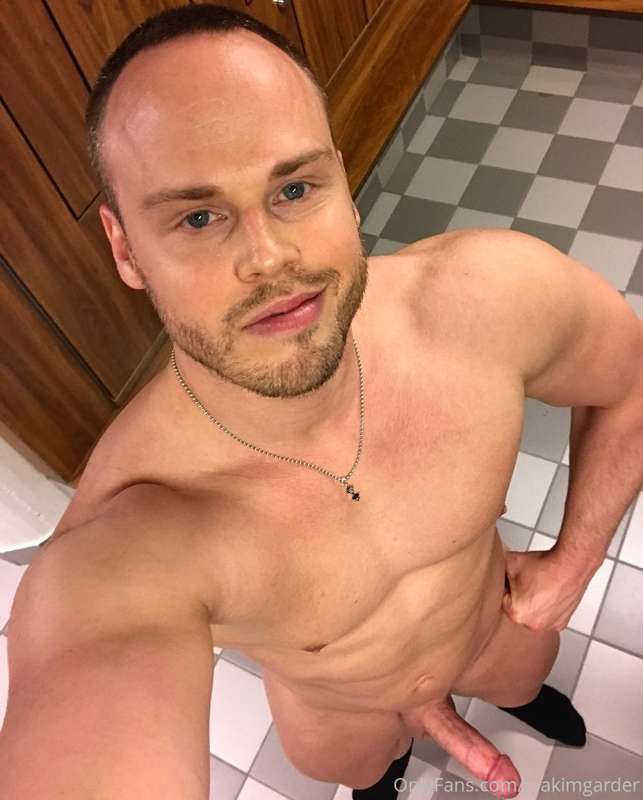 A hard man is good to find 💪🏼🍆
Finished training. ..And here..