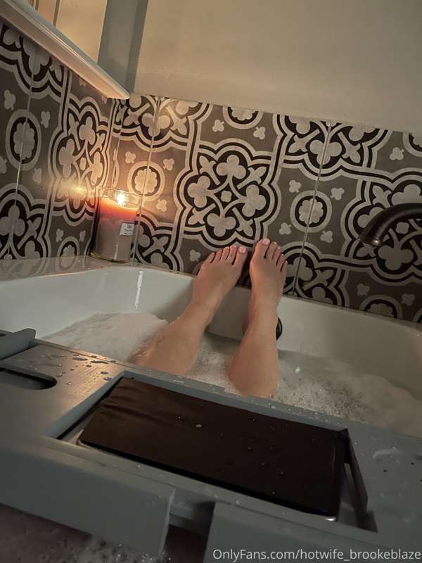 A little foot action to finish the weekend off… 🛁👸🏻♠️🖤😘