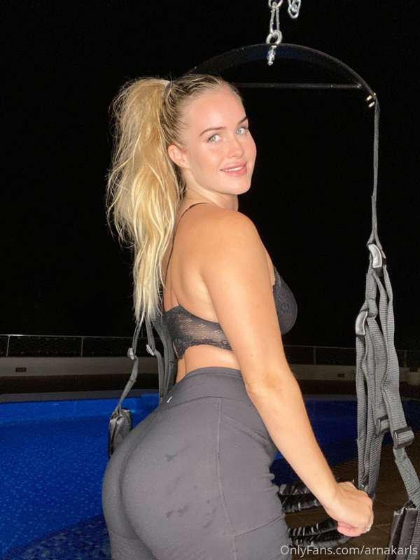 Poolside fuck? 🥰