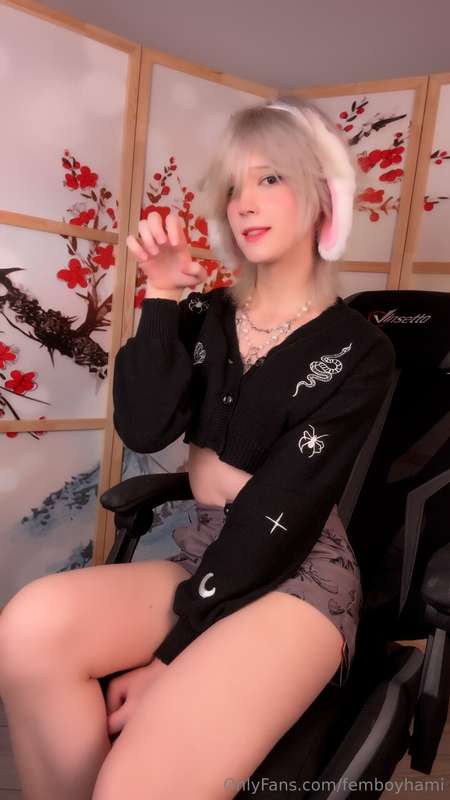 nya~~ it's summer soon :3 I wonder how many eyes I would get.. 9