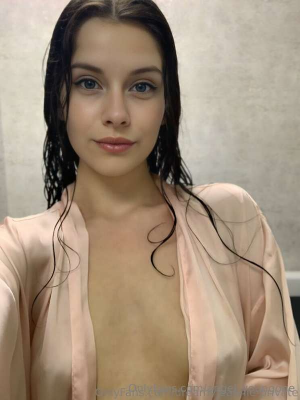 🔥 FREE SUB NOW @ashley_shining_star 🔥This brunette @ashley_s..