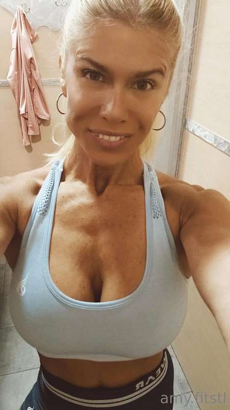 Gym Time! Gotta keep in shape 💋😉 Sexy Saturday pics later 😘 1