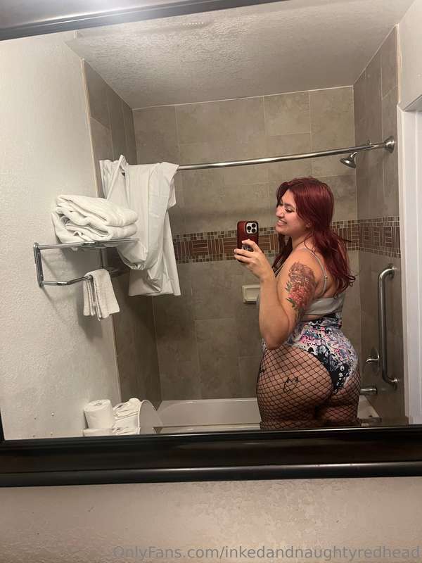 Throwback to festival outfits… underboob and lots of 🍑 swipe.. 2