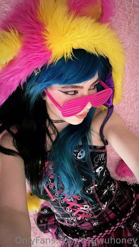 I know this pretty rave girl 💕🥰💕🌈 1